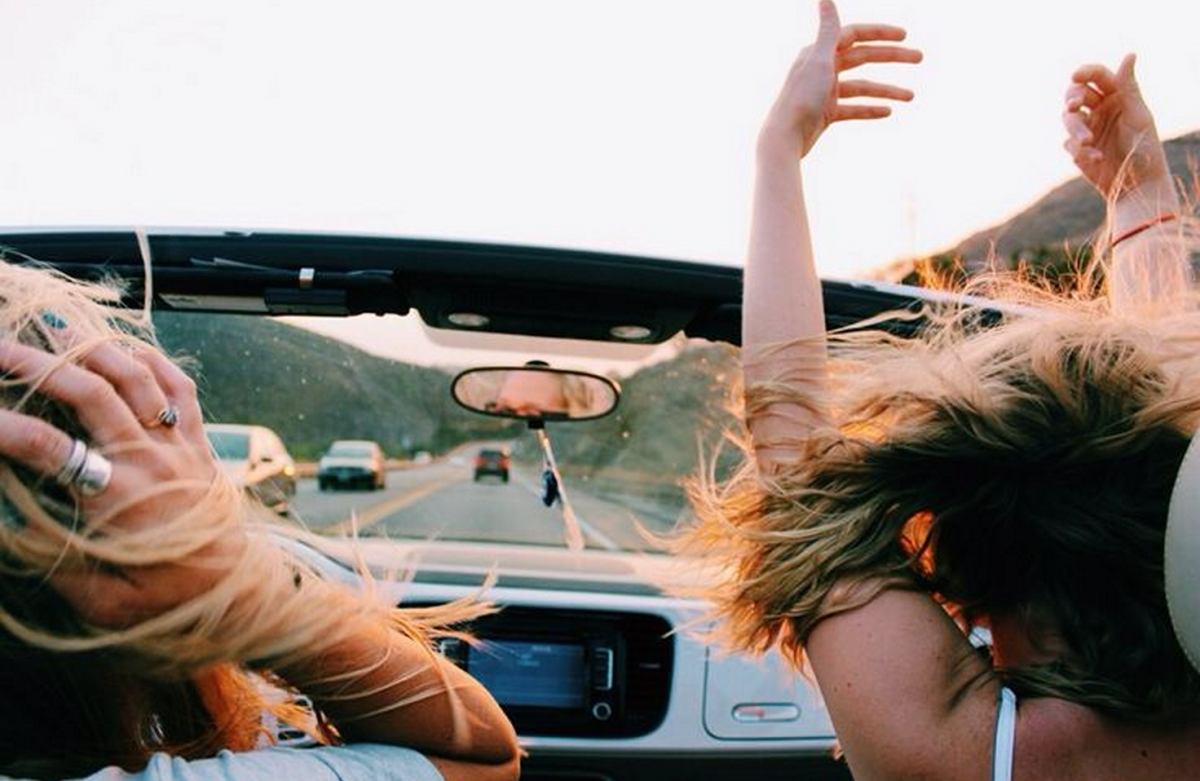 Две девушки в кабриолете