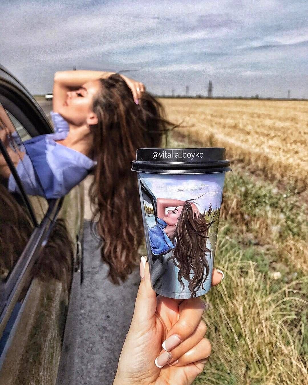 Девушка со стаканом кофе