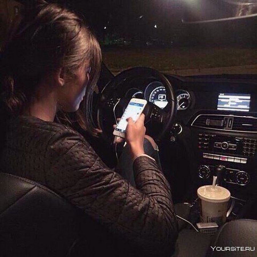 Девушка в машине ночью