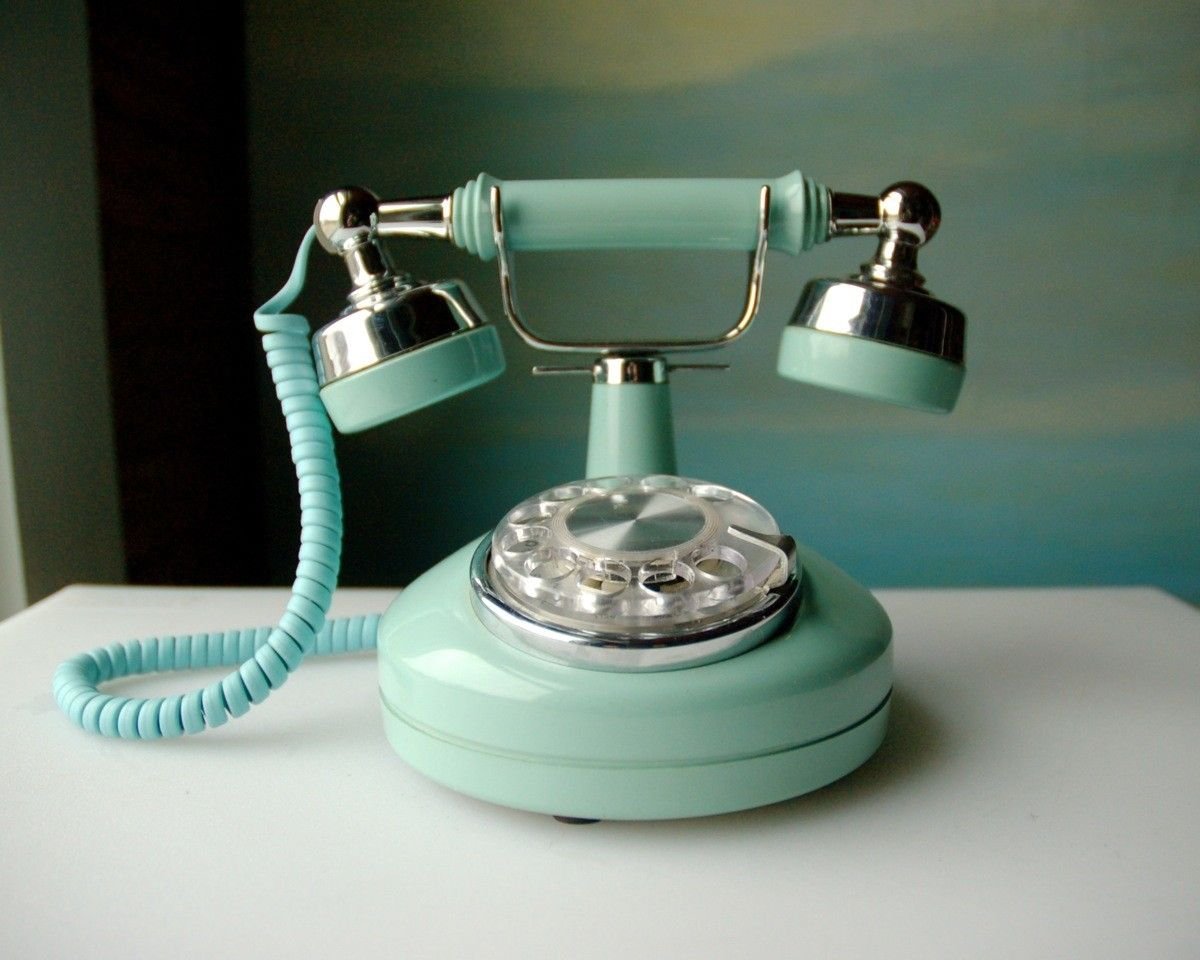 Красивый телефонный аппарат в интерьере