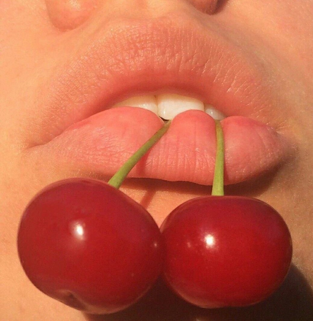 Губы с вишенкой