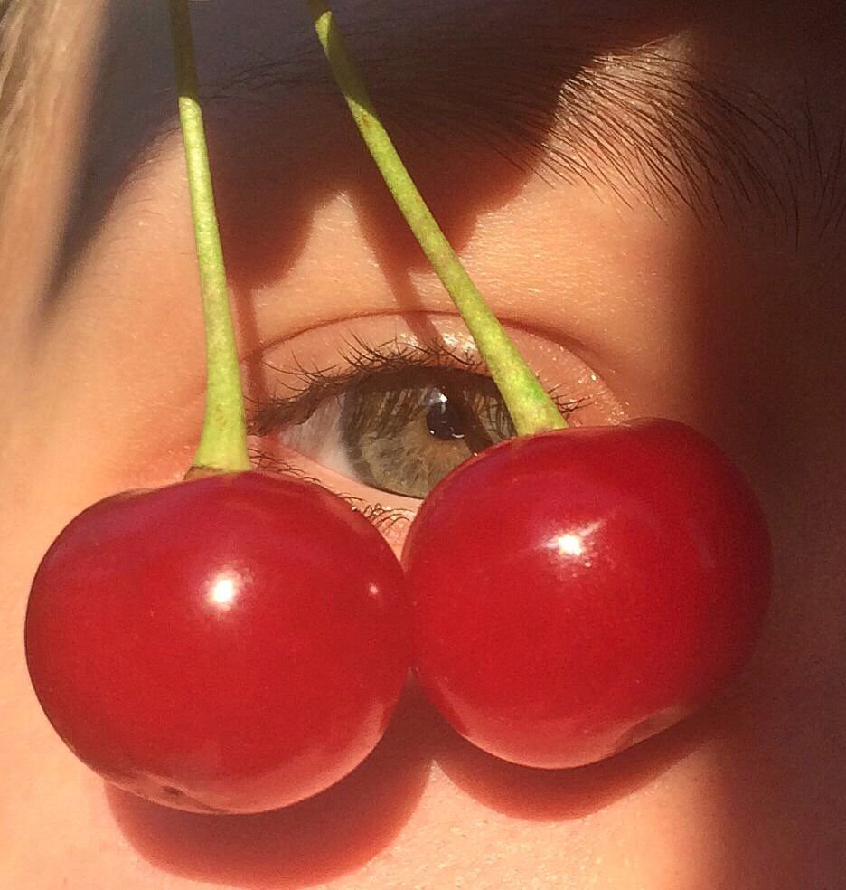 Губы с вишенкой