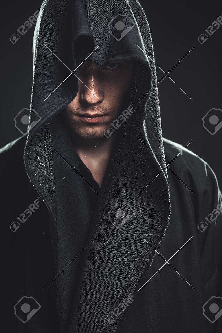 Мужчина в черном капюшоне