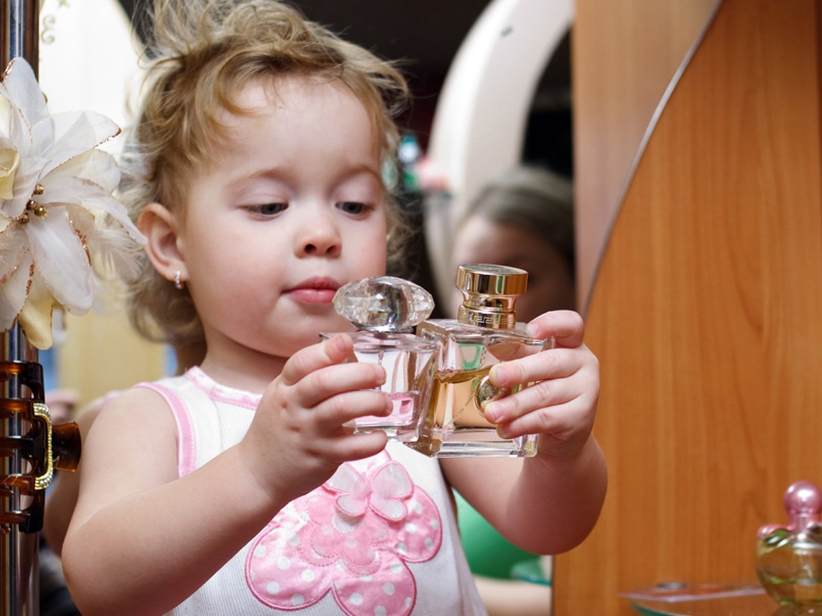 Ребенок с духами