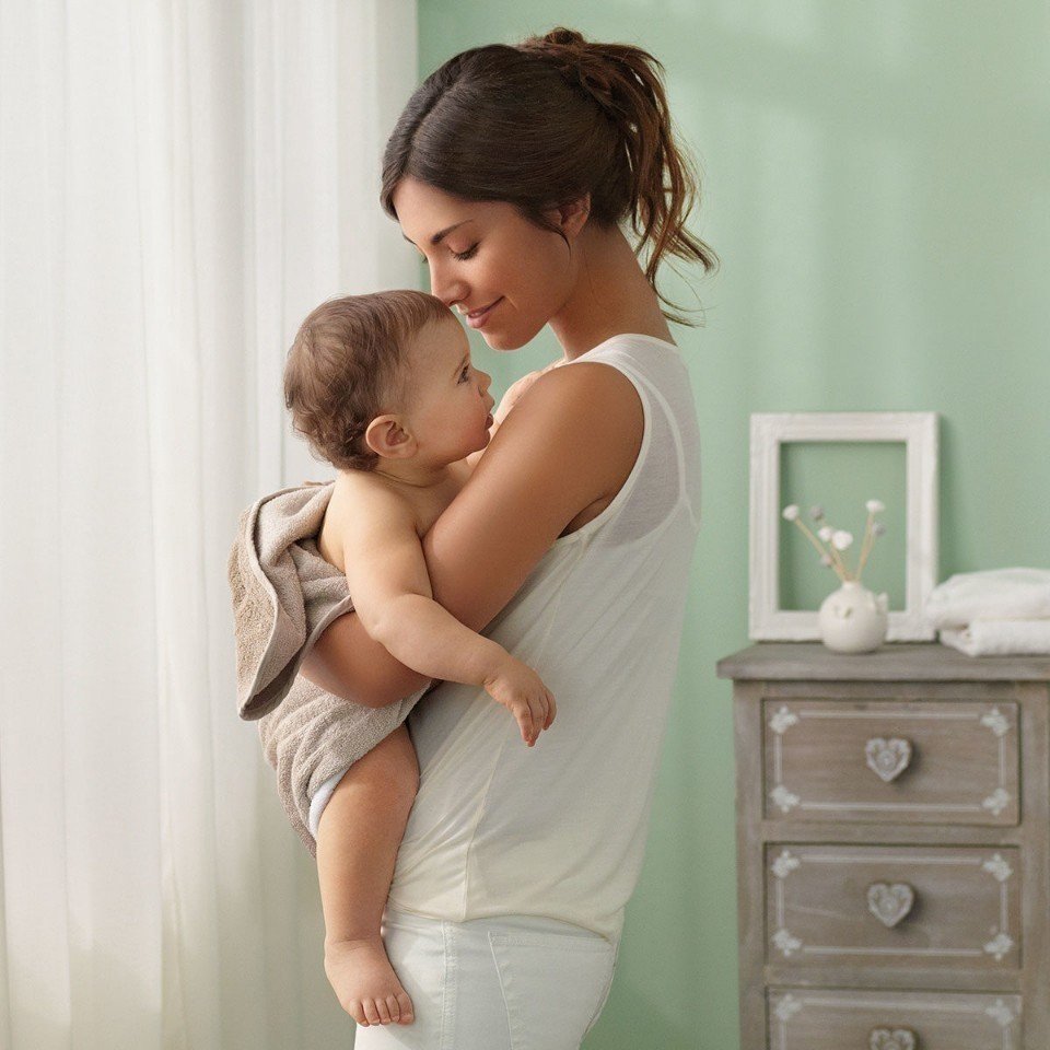 Современная мама с ребенком