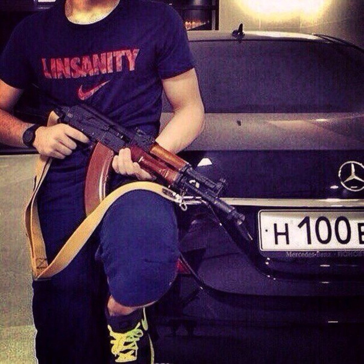 Оффник около машины