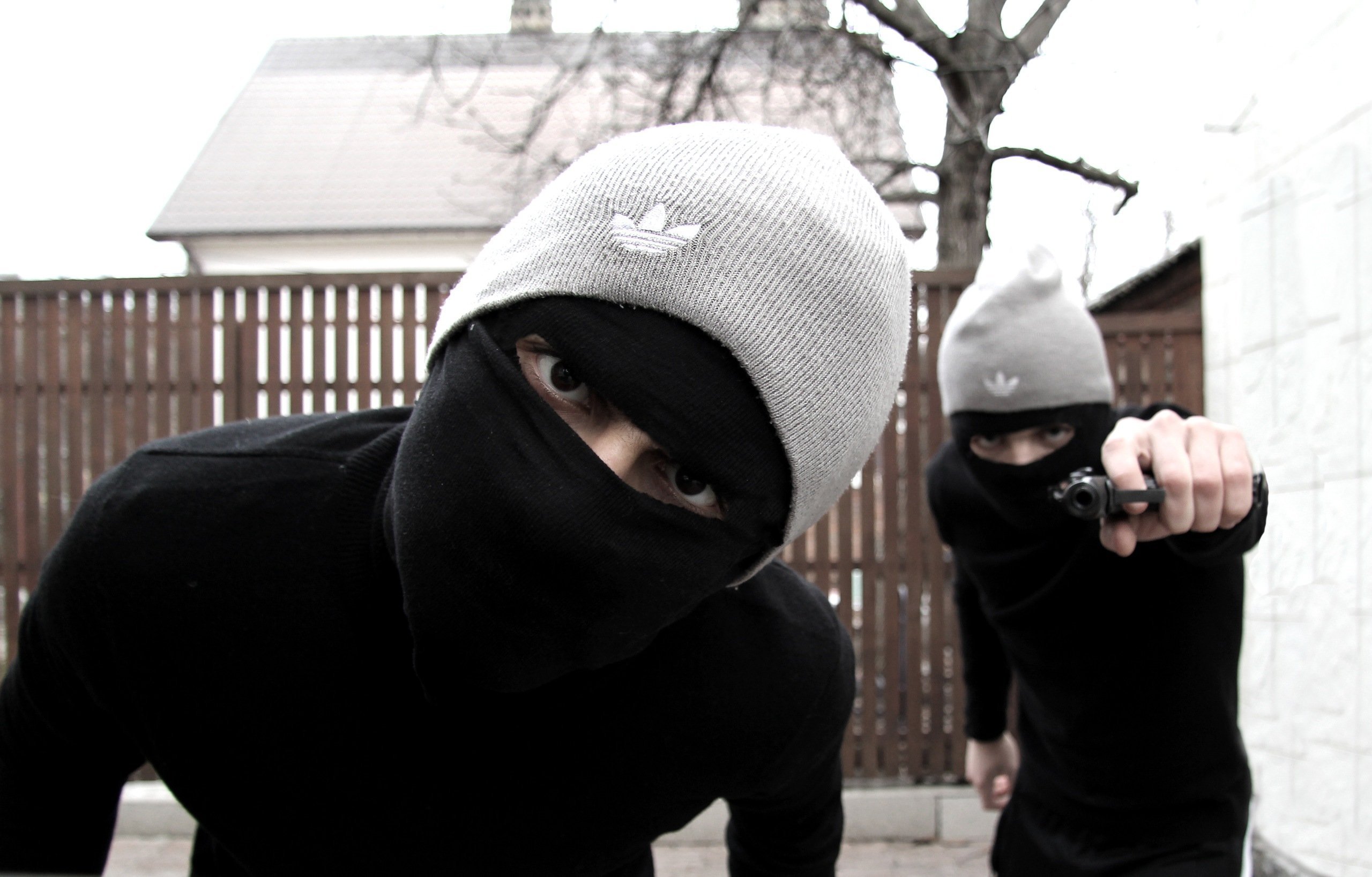 Включи видео хулиган. Бандиты в масках. Парень хулиган в маске. Хулиган бандит. Крутые бандиты в масках.