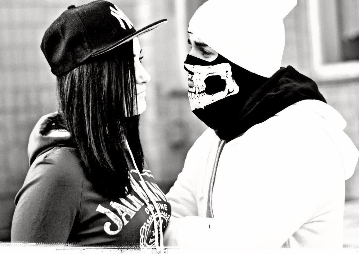 Парень и девушка втсасках