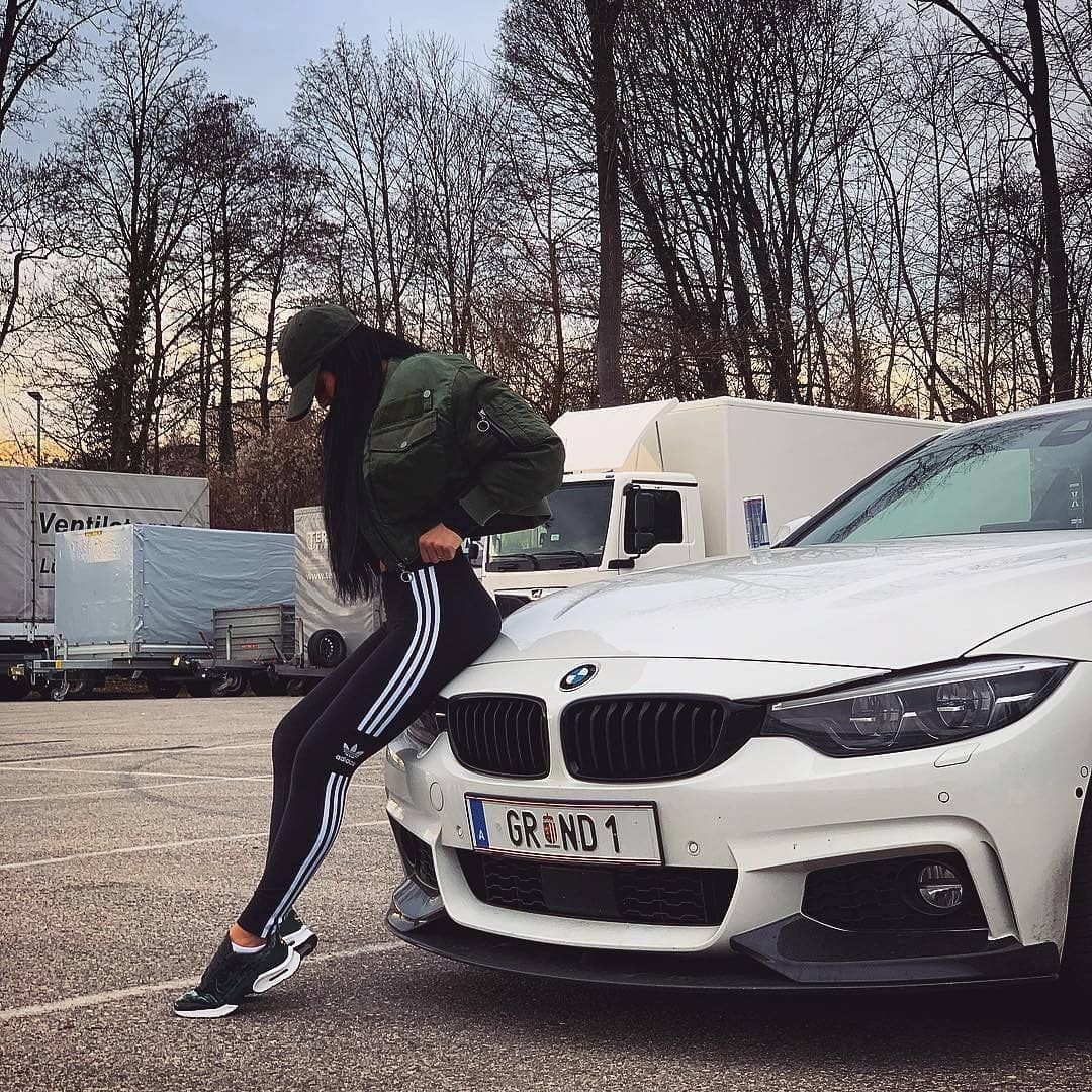 Девушка за рулем BMW