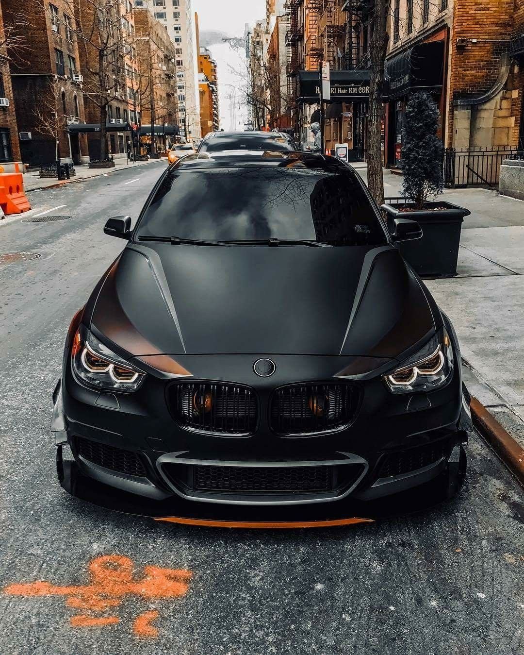 БМВ чёрный тюнингованый