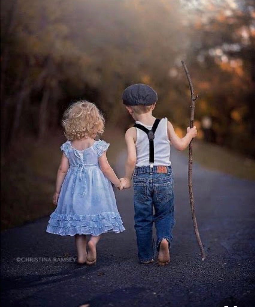 Мальчик и девочка держатся за руки