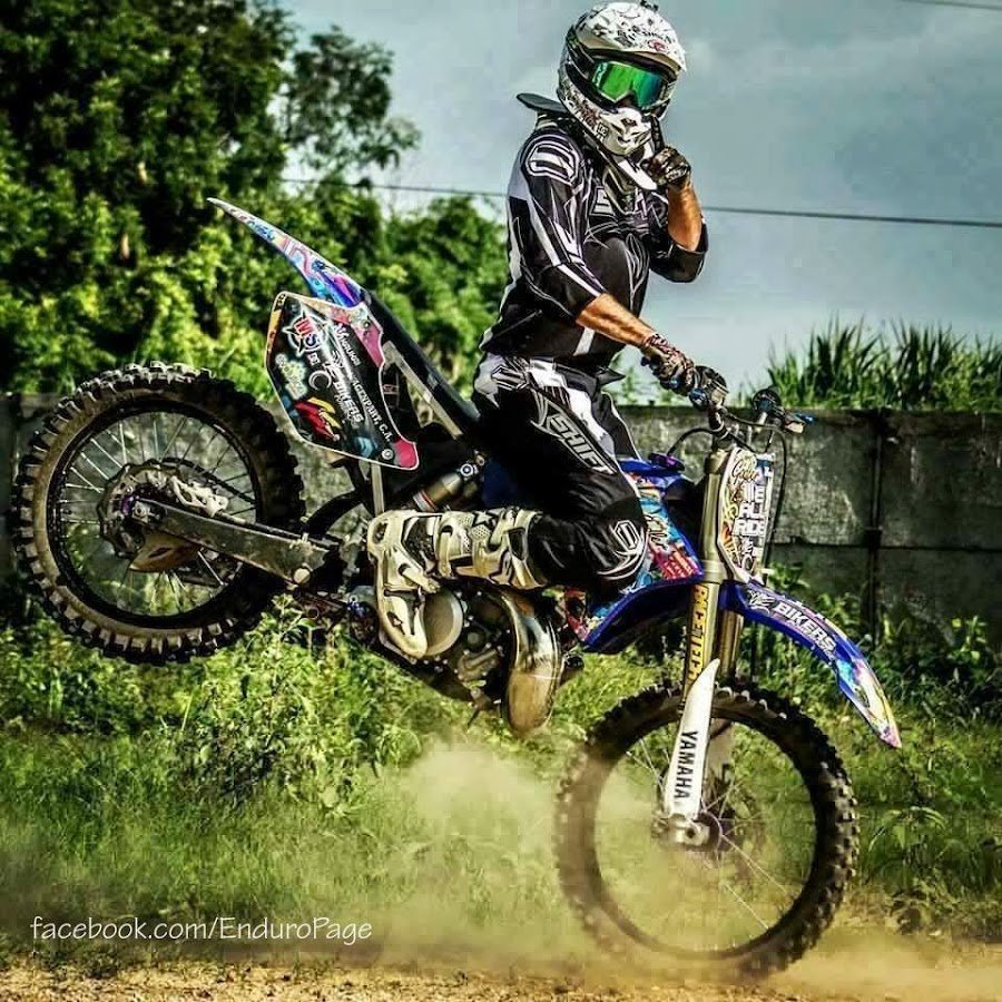 Пацан на кроссовом мотоцикле