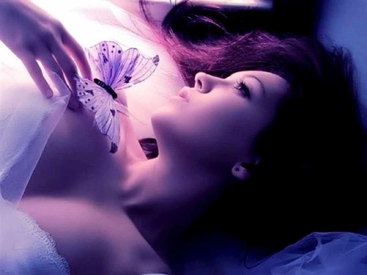 Девушка в белом платье