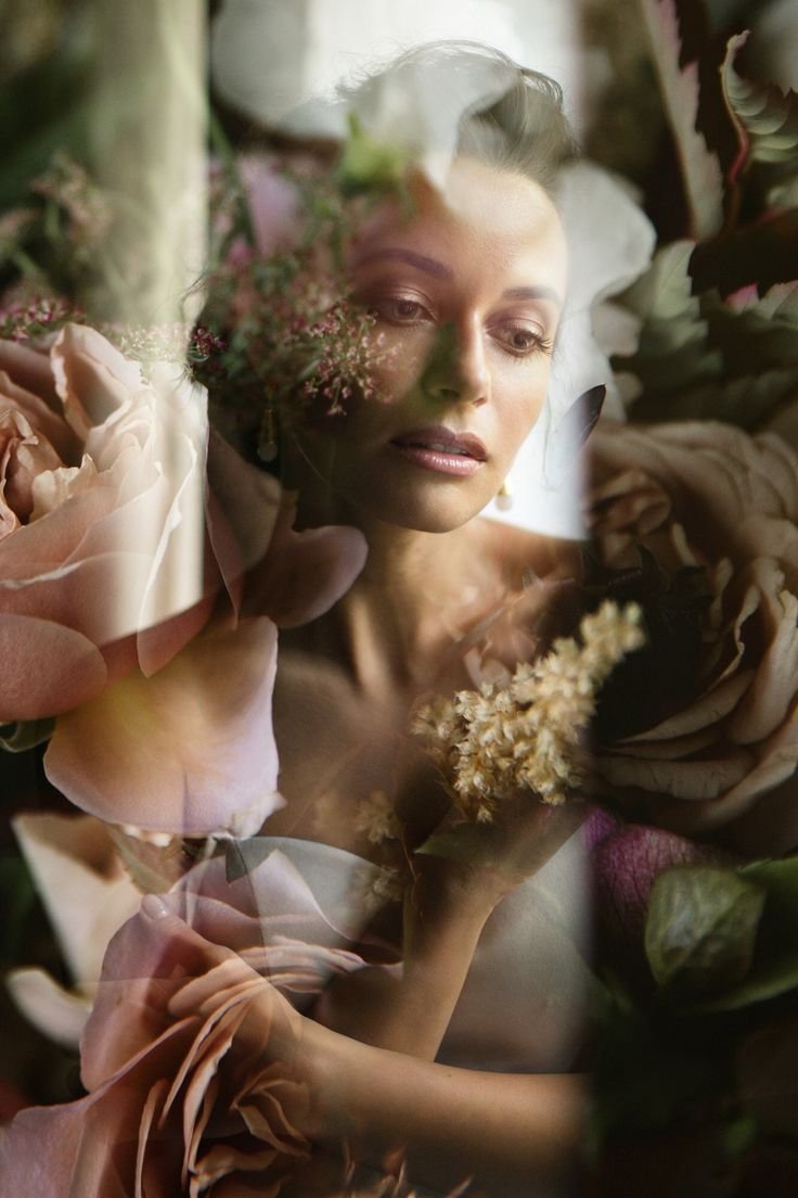 Женщина светится от счастья