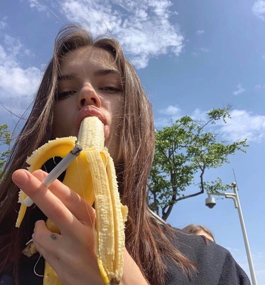 Девушка с бананом