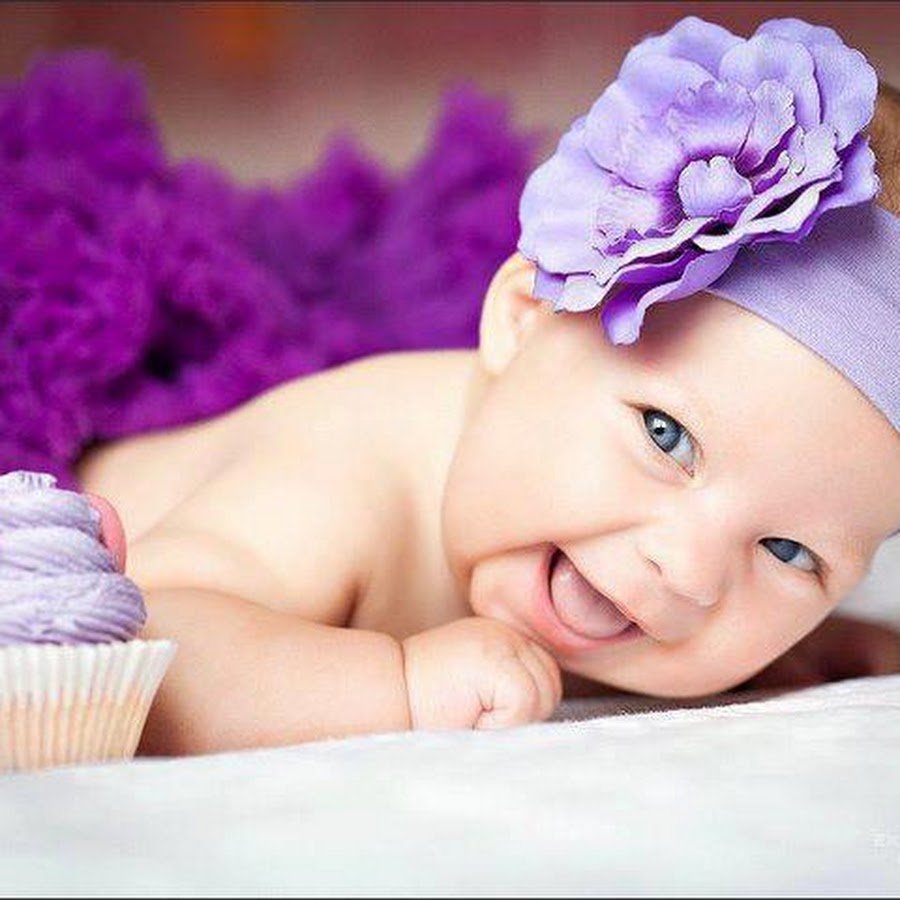 Младенец в цветах