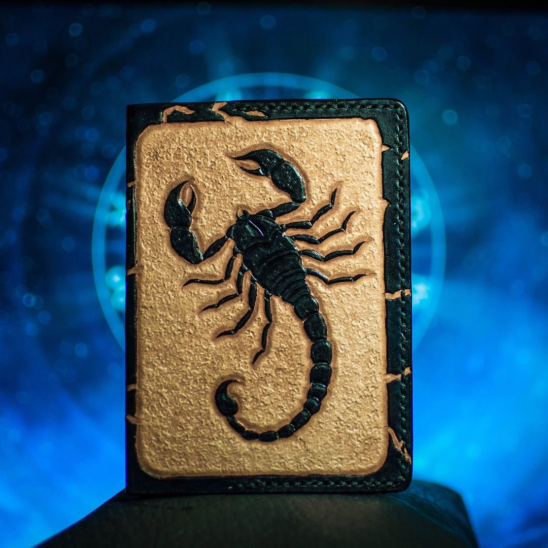 Золотой Скорпион на черном фоне