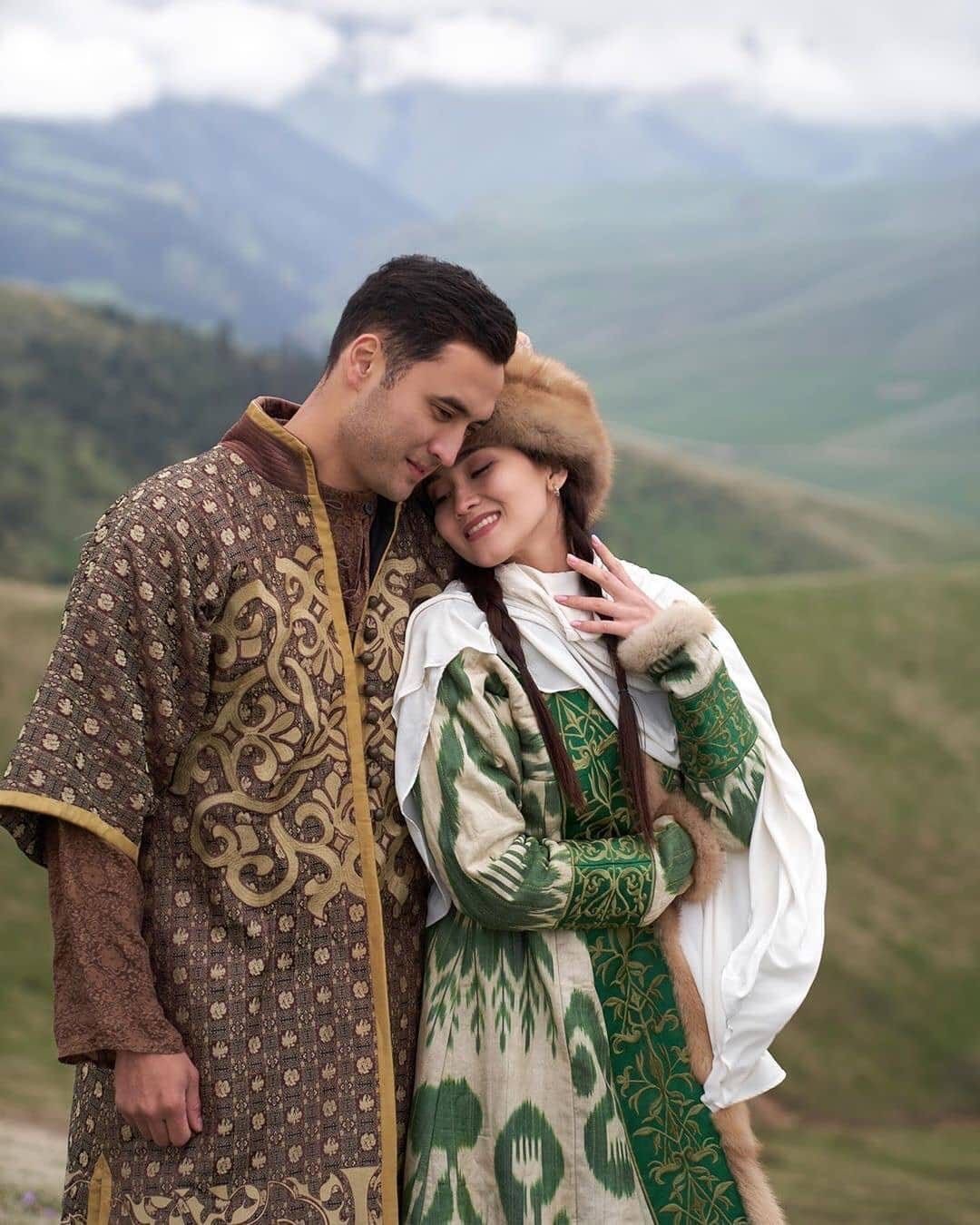 В казахском национальном костюме на лошади