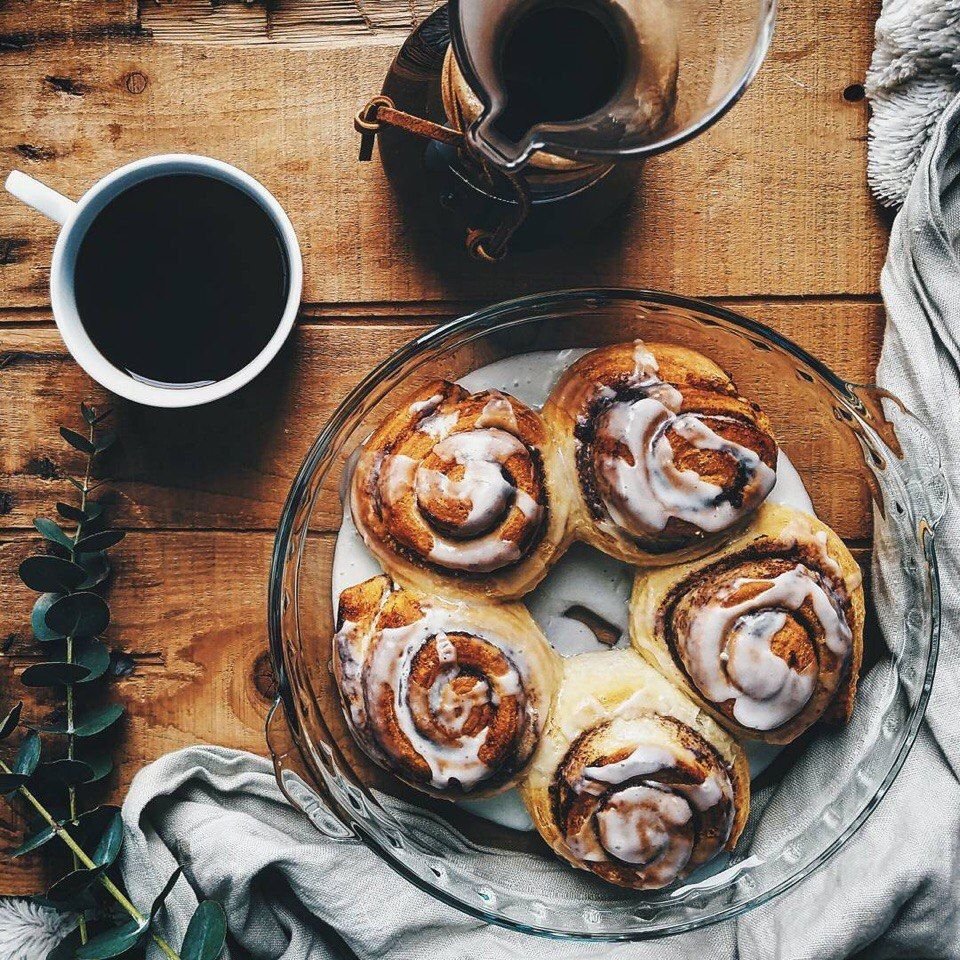 Булочка с корицей и кофе