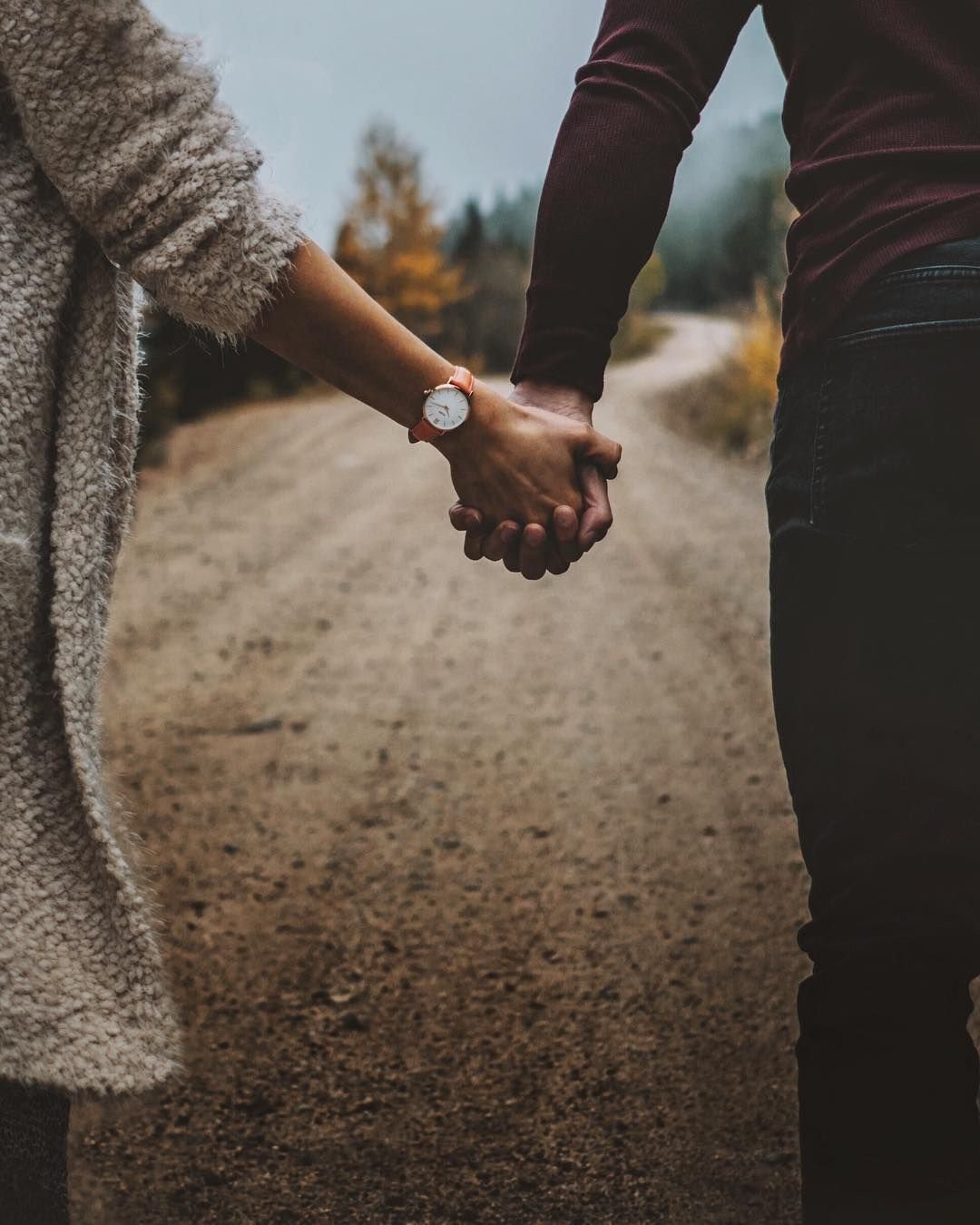 Держатся за руки