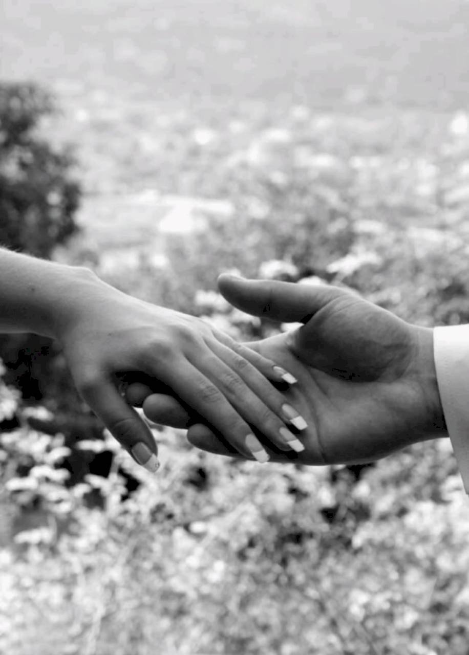 Руки влюбленных