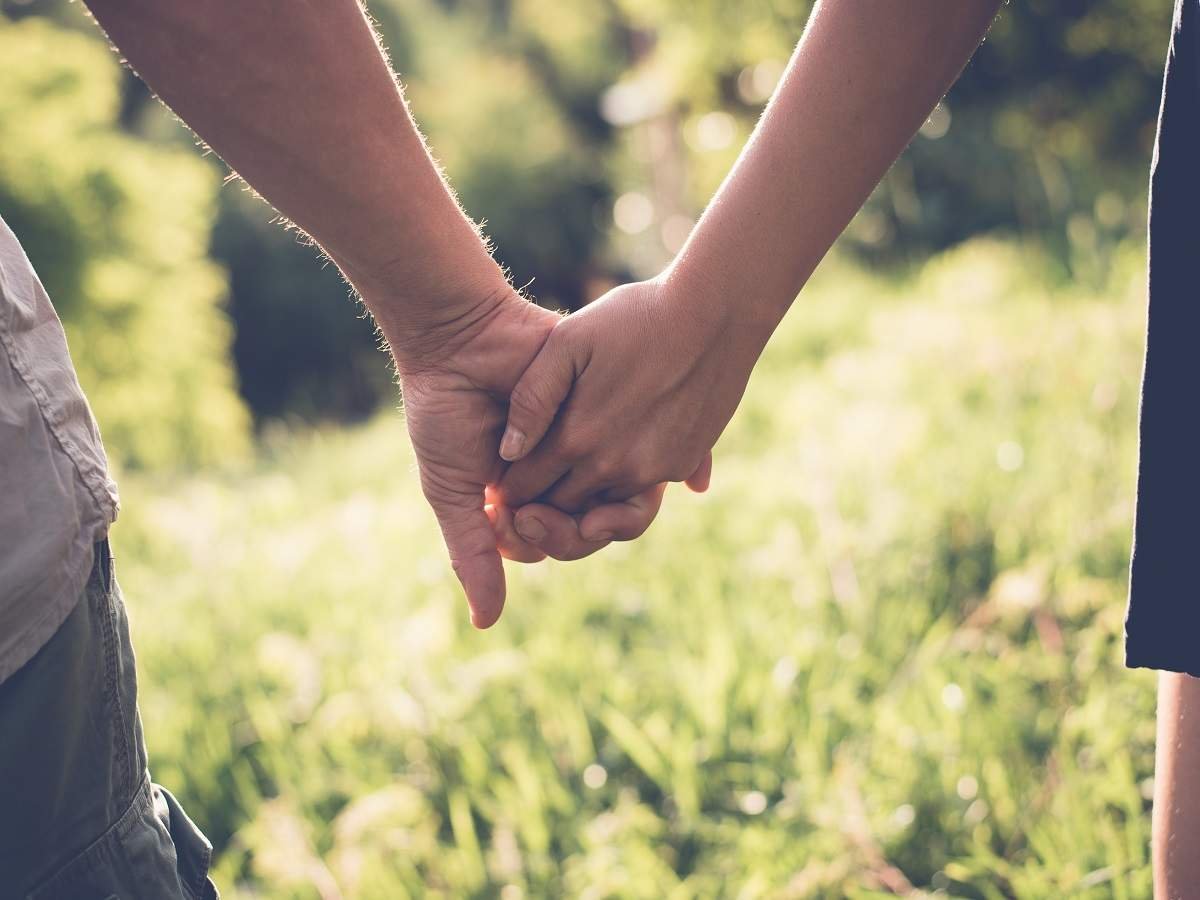 Парень и девушка держатся за руки