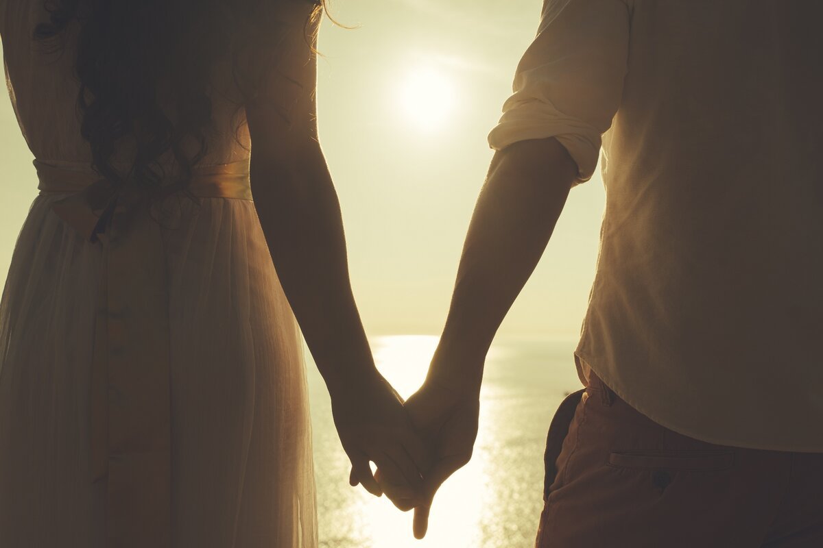 Мужчина и женщина держатся за руки