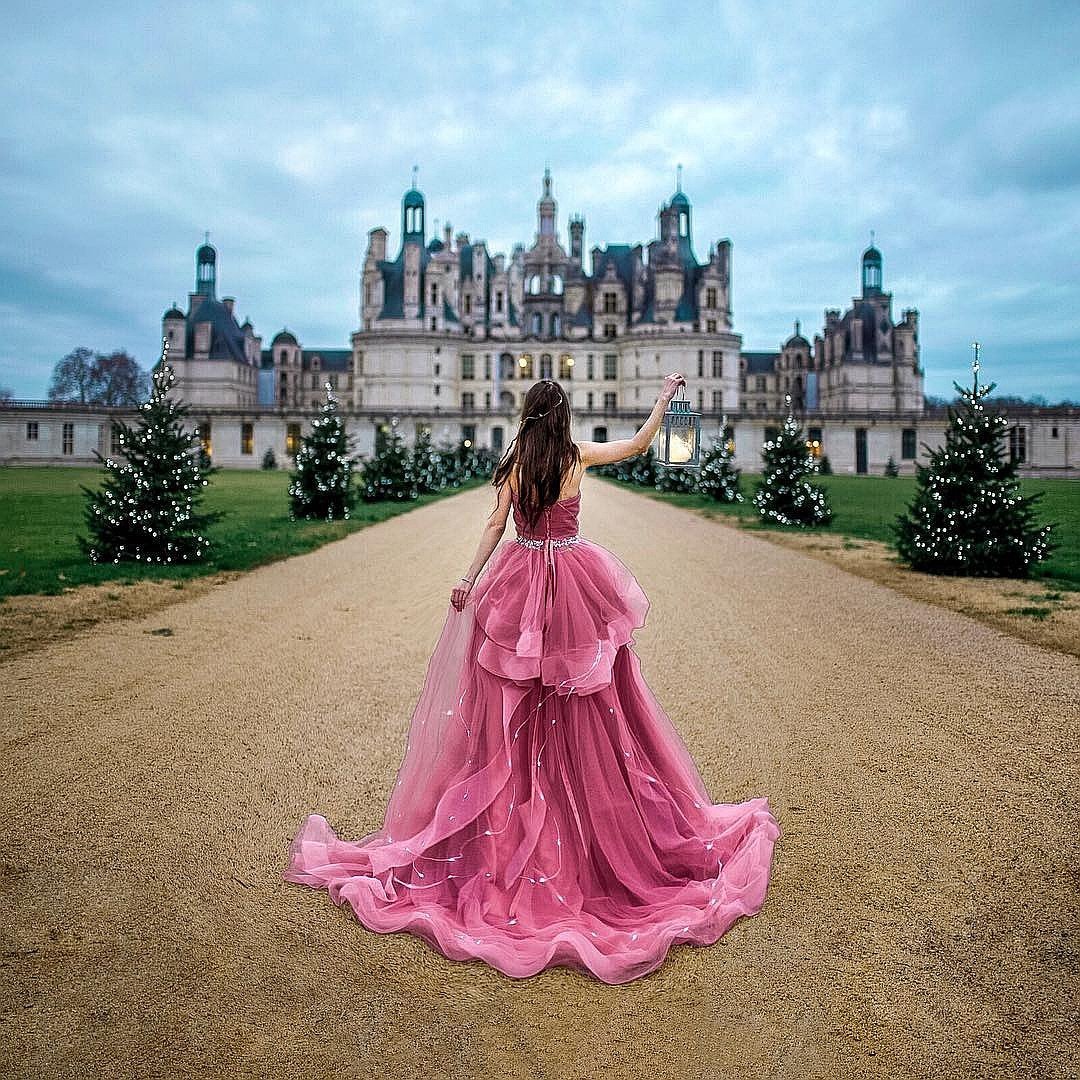 Девушка в платье в замке