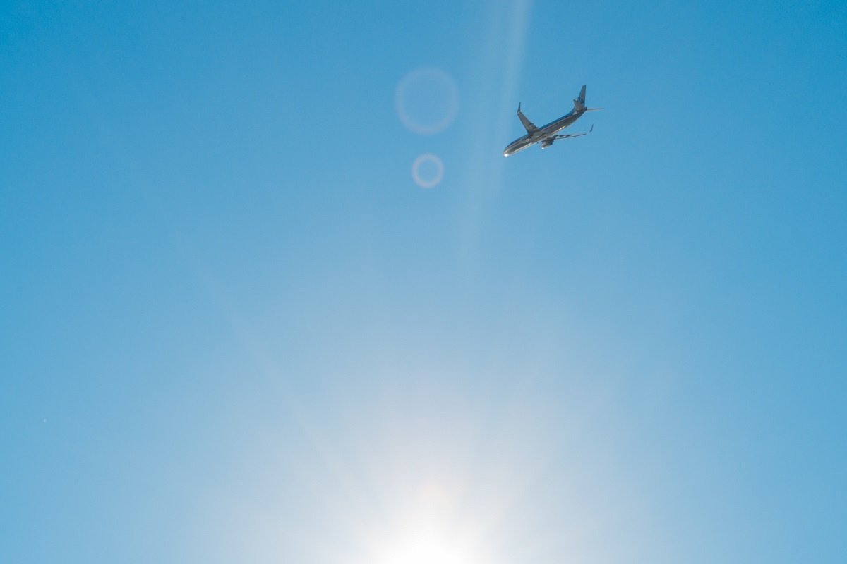 Самолёт в небе фото красивое