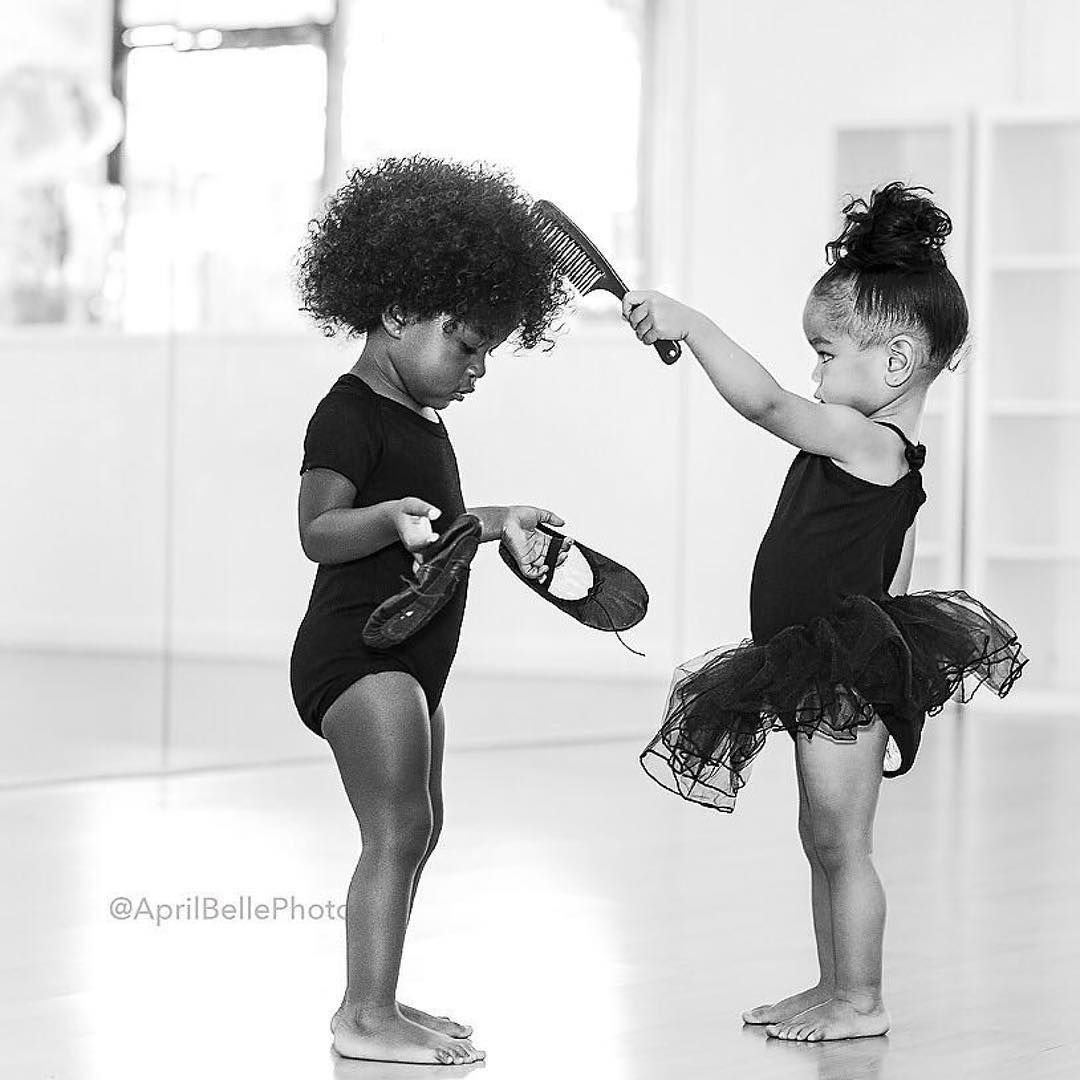 Малыши танцуют