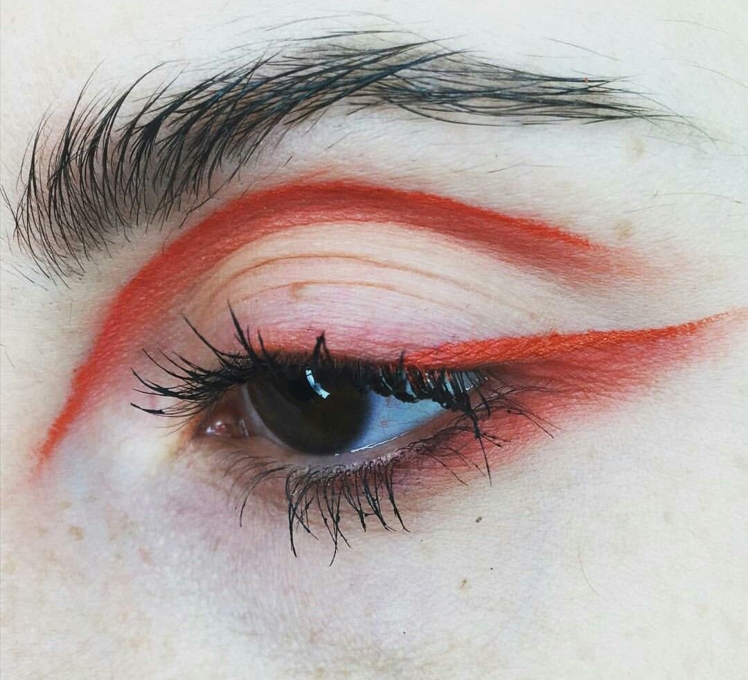 Красные стрелки на глазах макияж