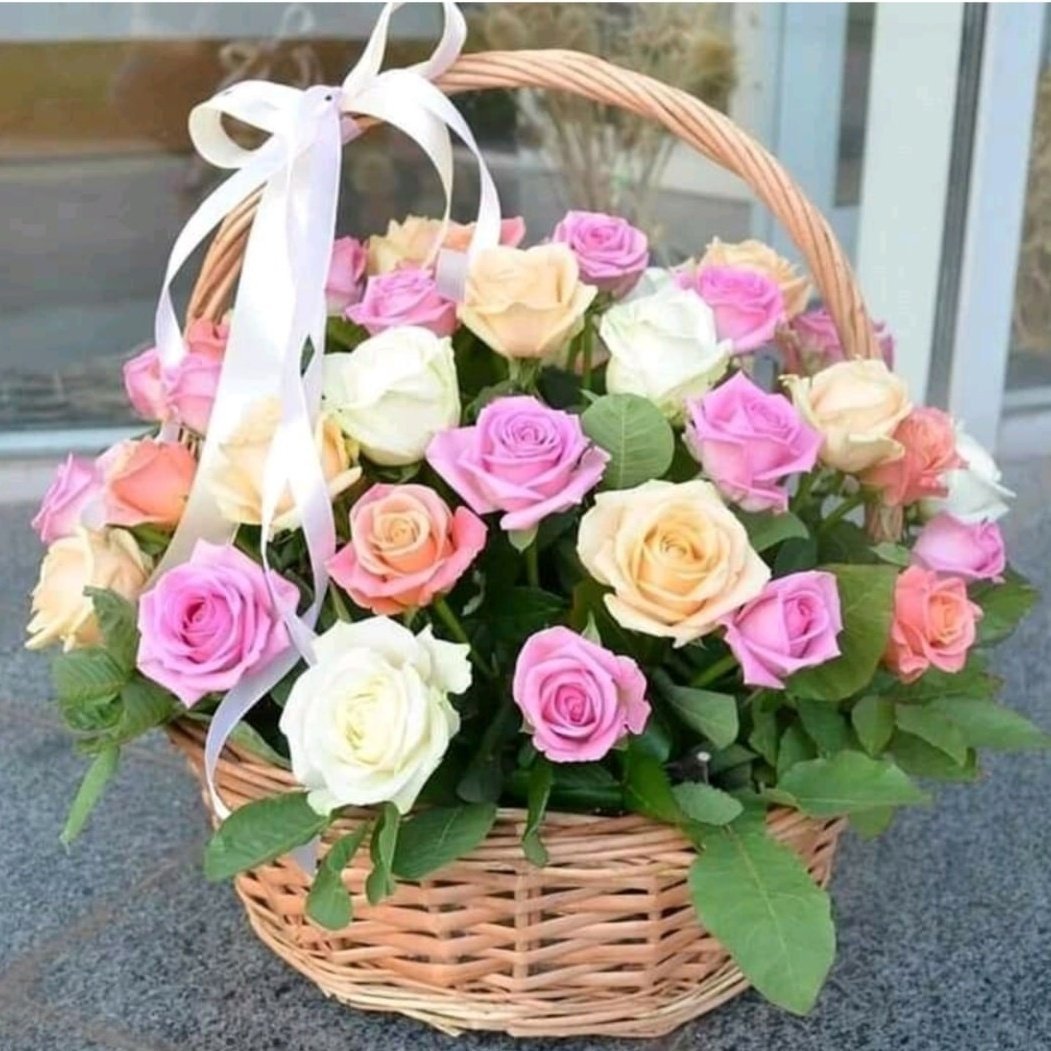 Нежный букет из роз в корзинке
