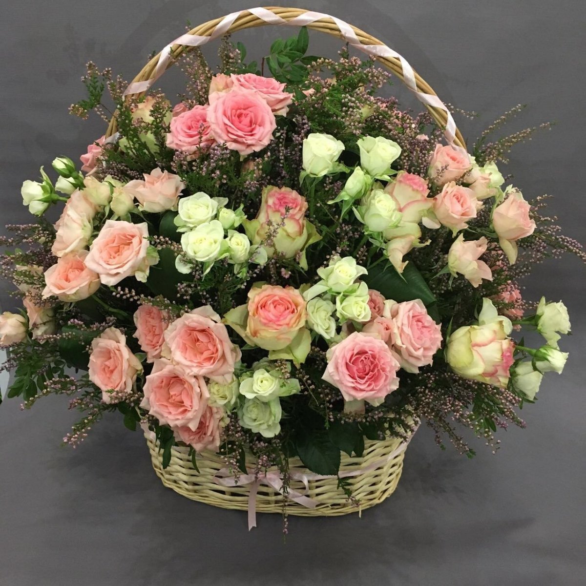 Композиция из роз в корзине