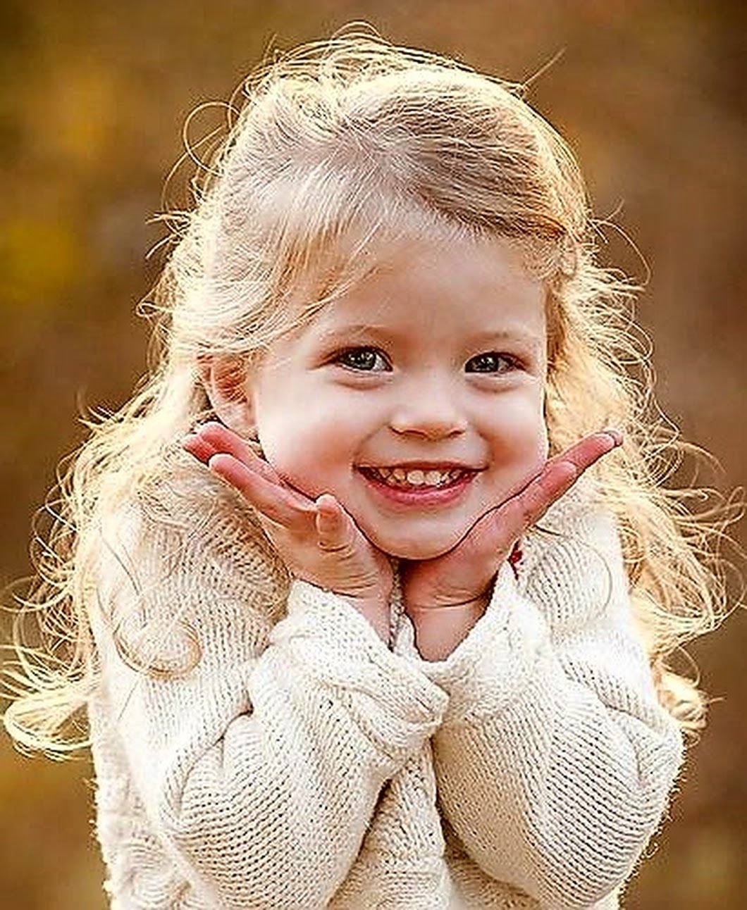 Девочка улыбается