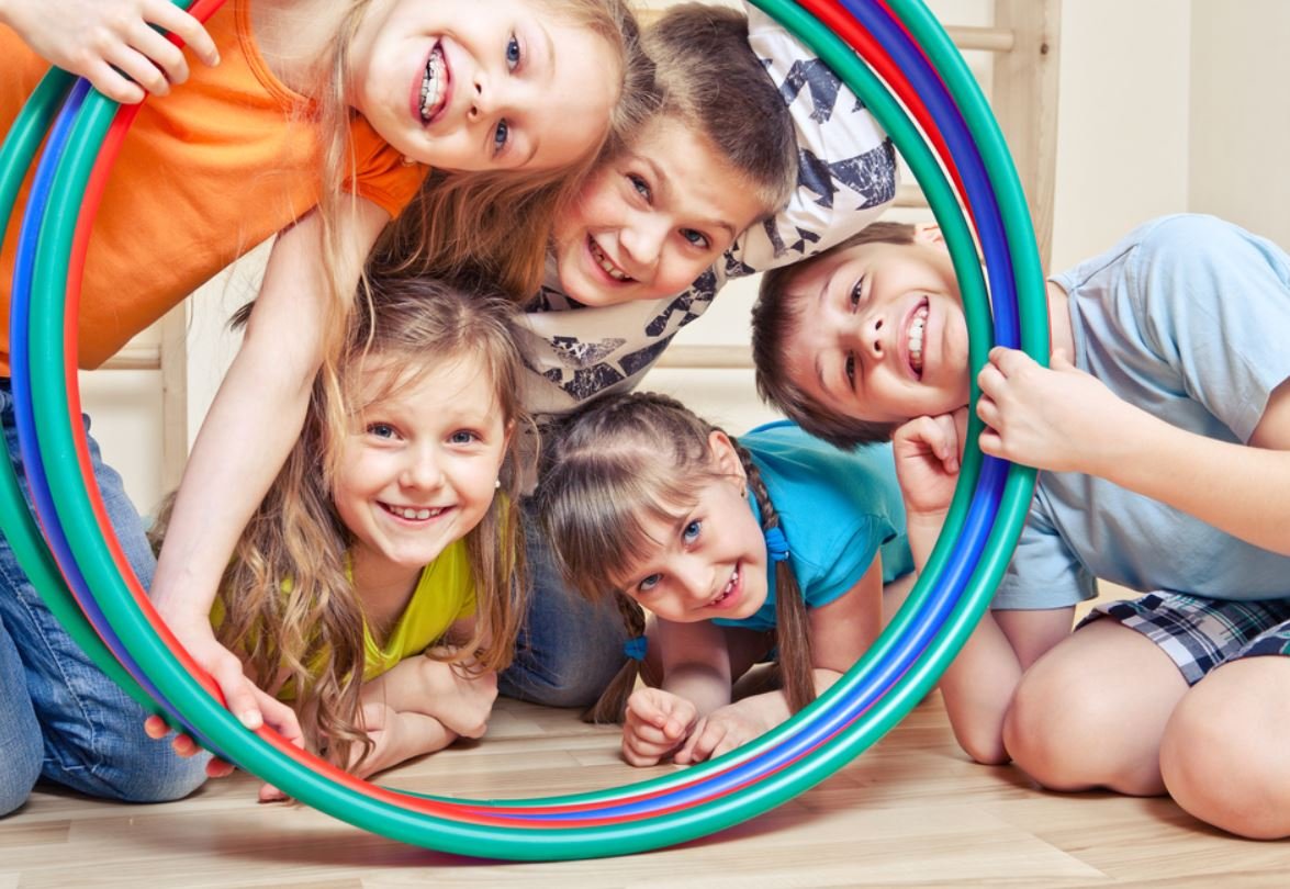 Счастливые дети в кругу