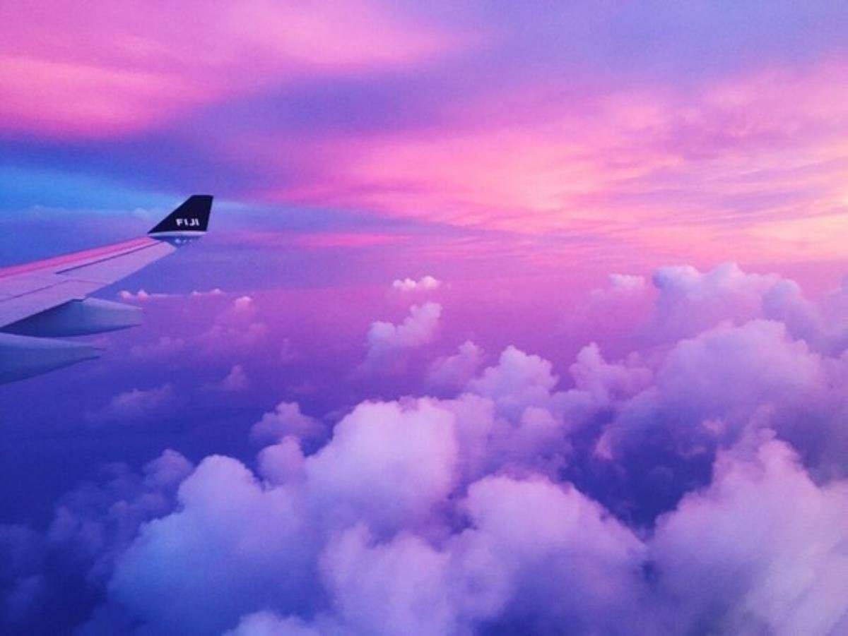 Самолет в розовом небе