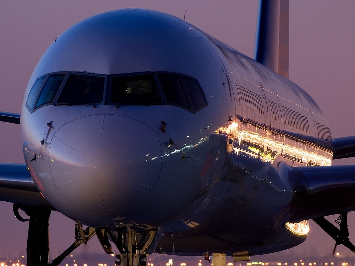 Пассажирский самолет на земле