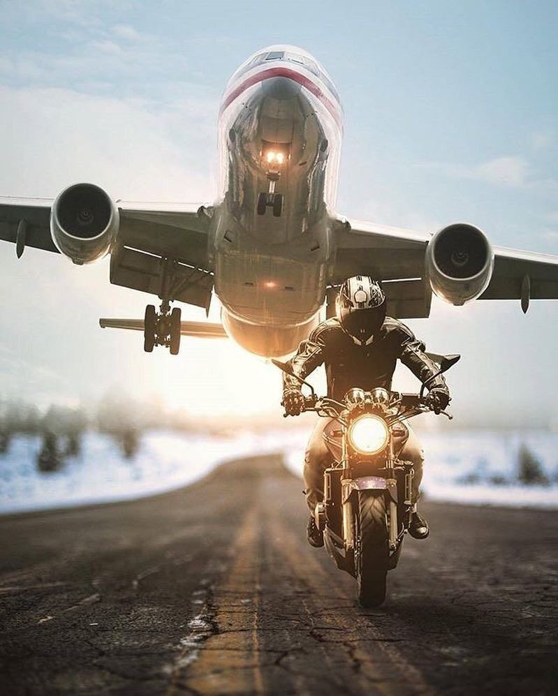 Мотоцикл и летящий самолёт