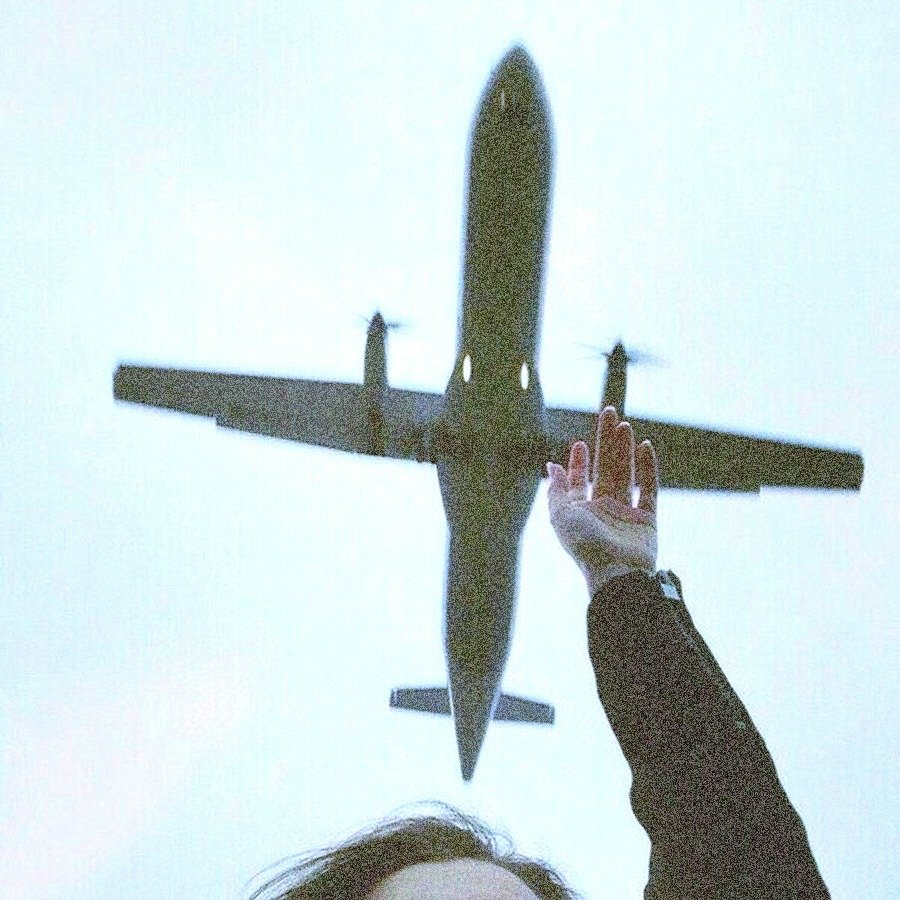 Рука и самолет в небе
