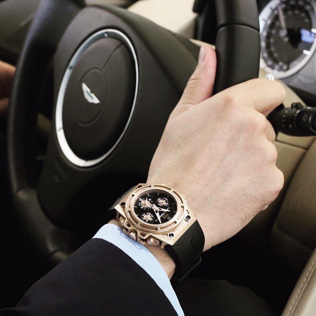 Мужчина в костюме с часами