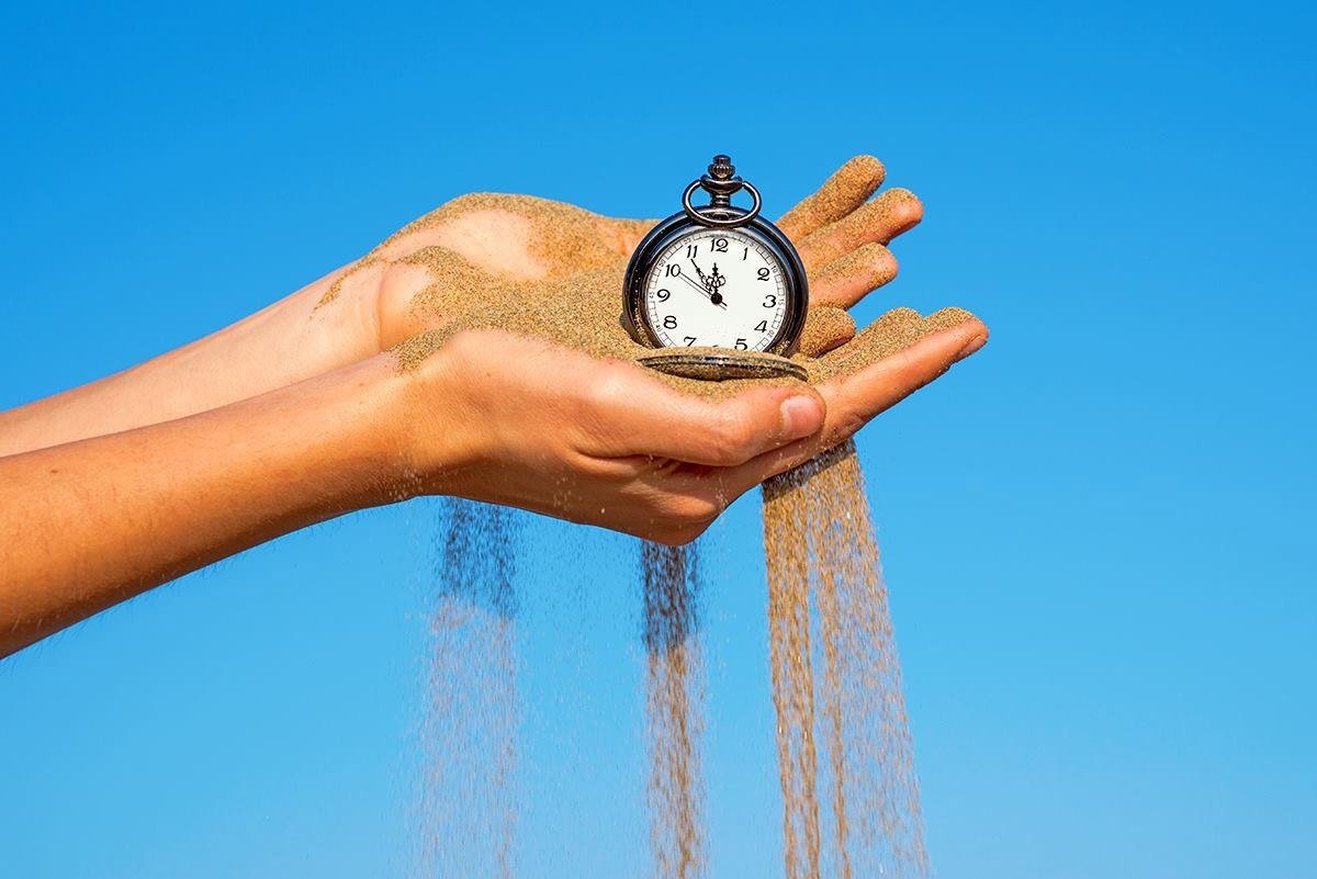 Мужская рука с часами