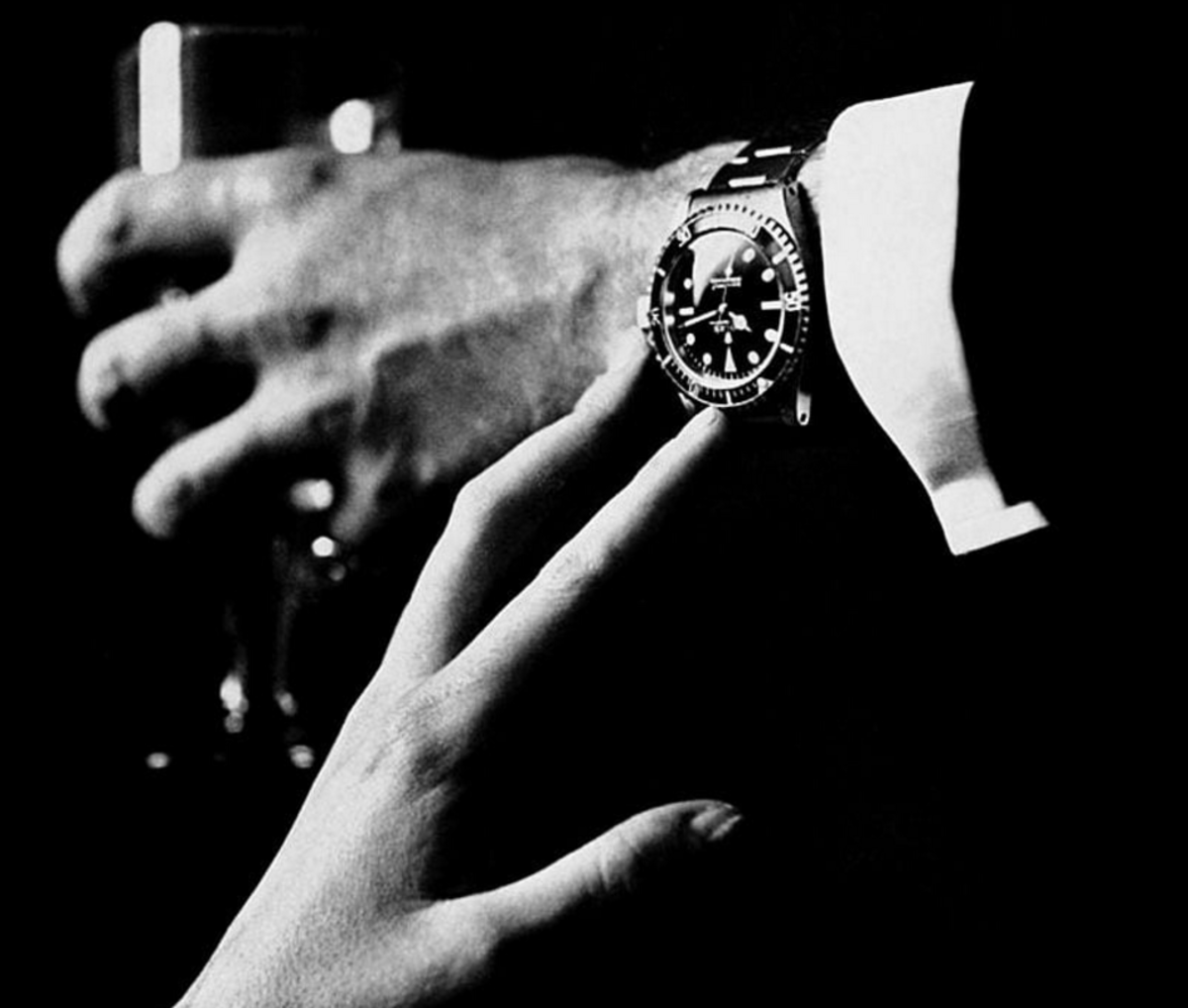 Черная рука с часами