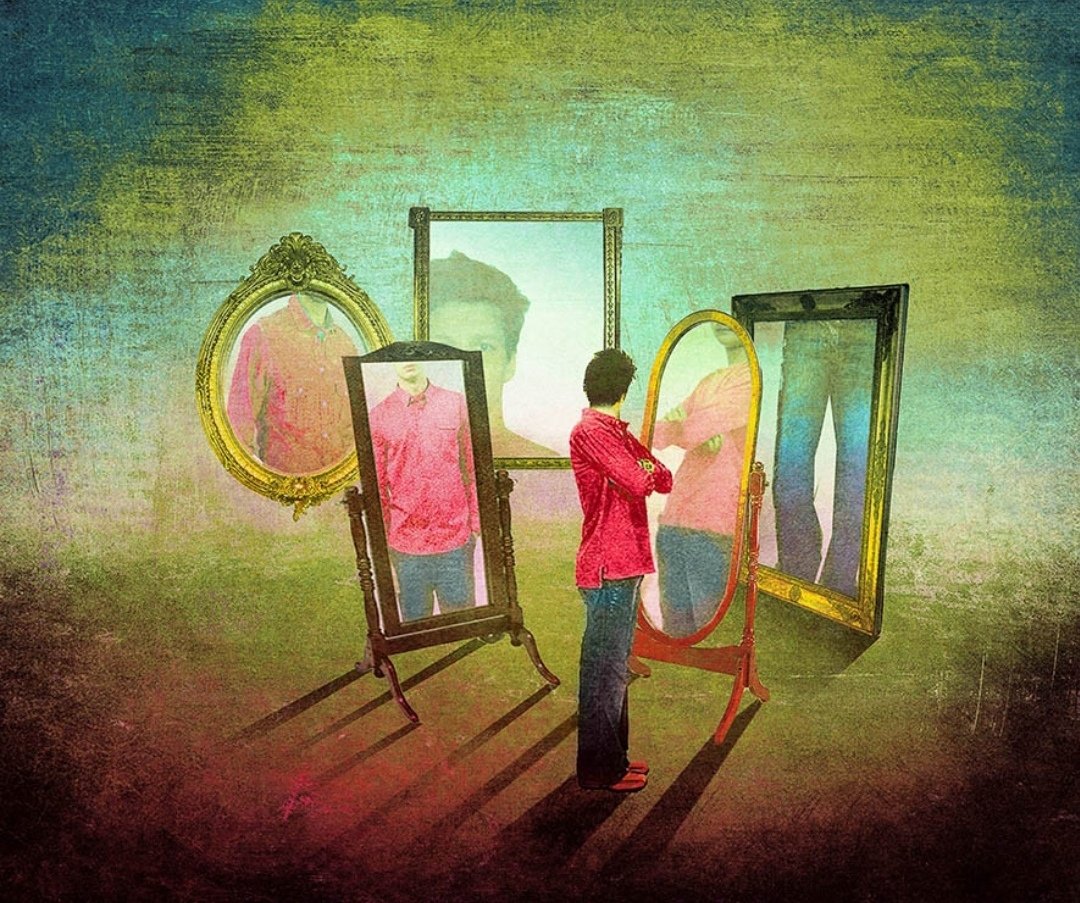 Отражение человека в зеркале