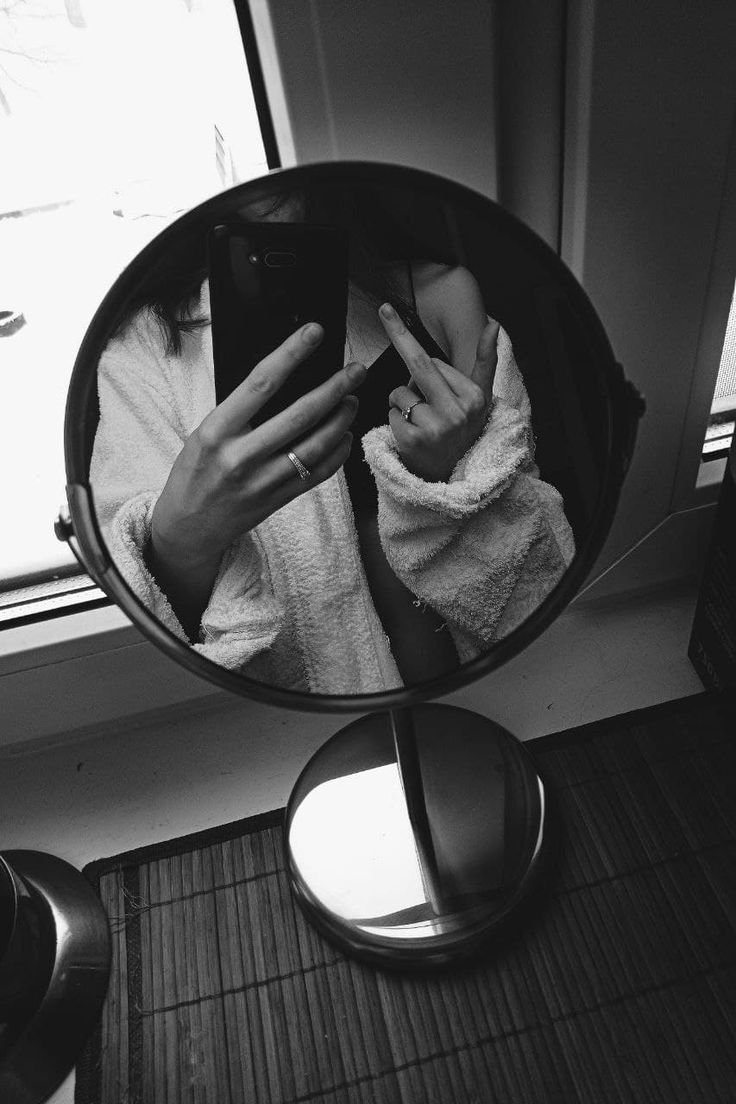 Девушка селфи в зеркале