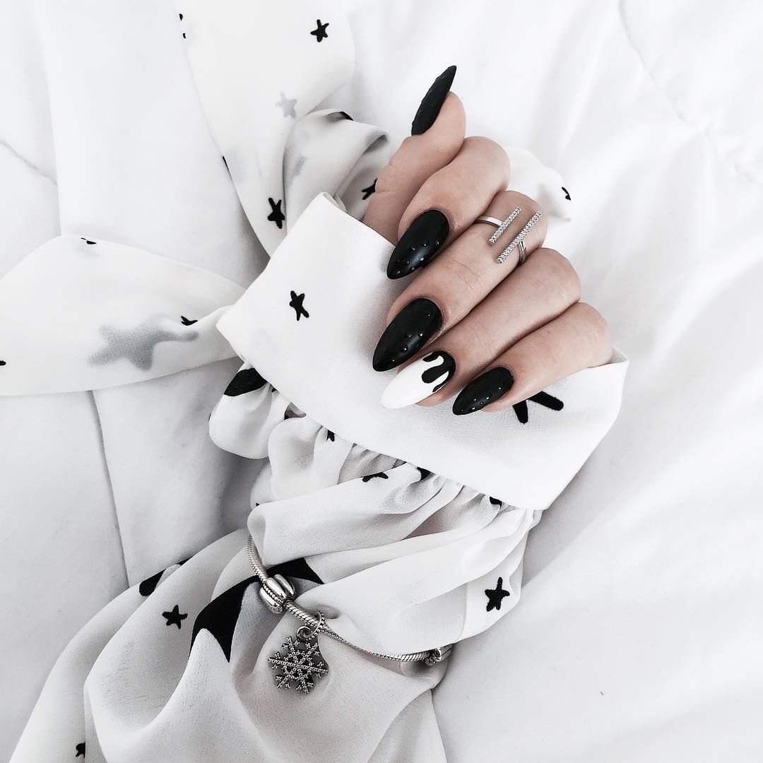 Чёрно-белый маникюр на длинные ногти