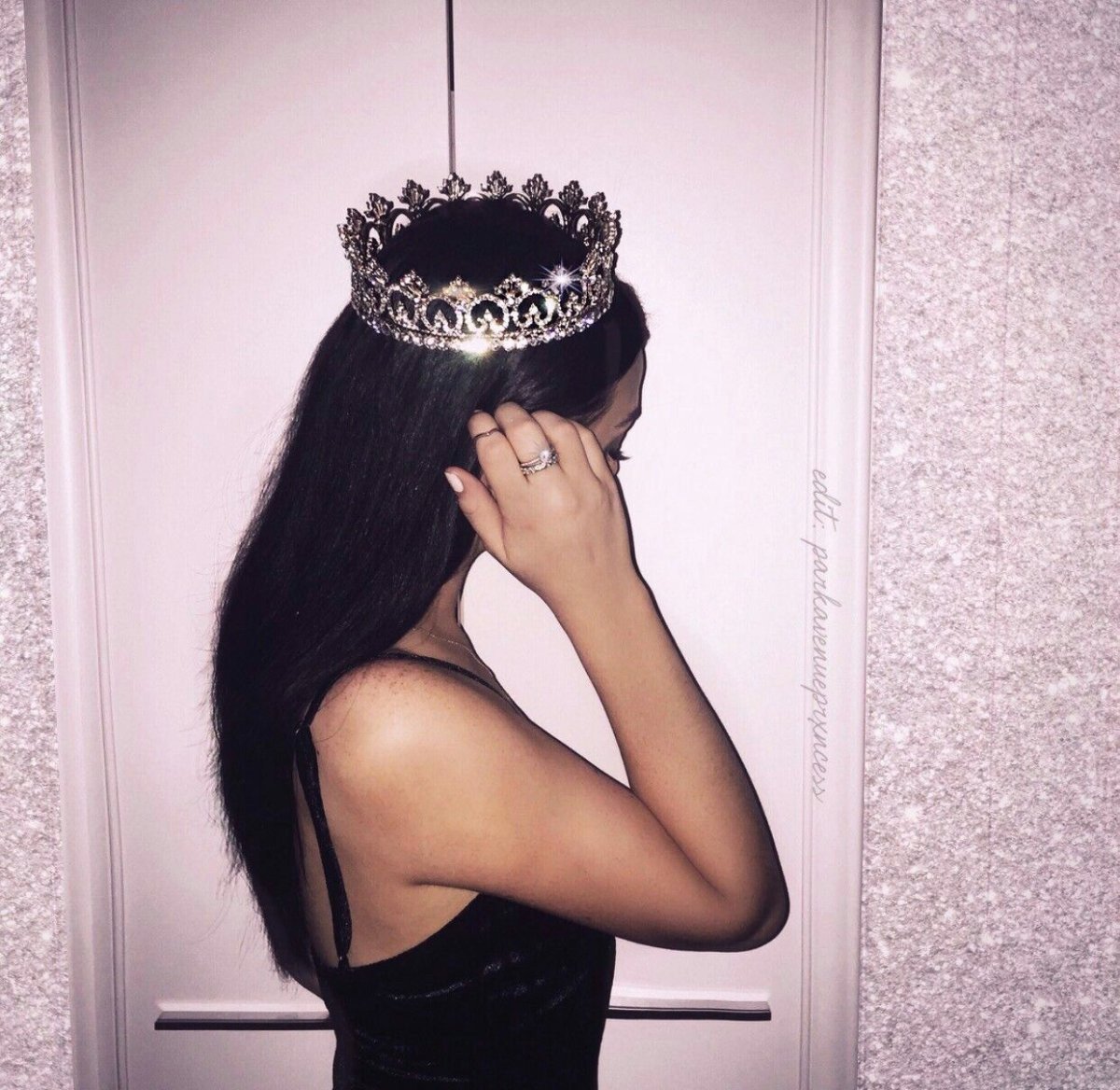 Брюнетка в короне