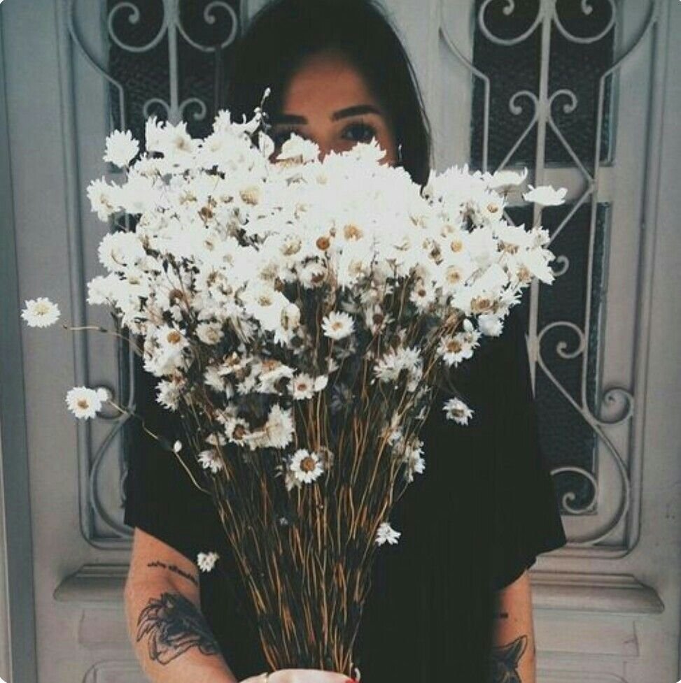 Девушка с темными волосами с цветами