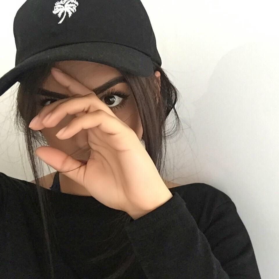 Девушки тумблер в бейсболке