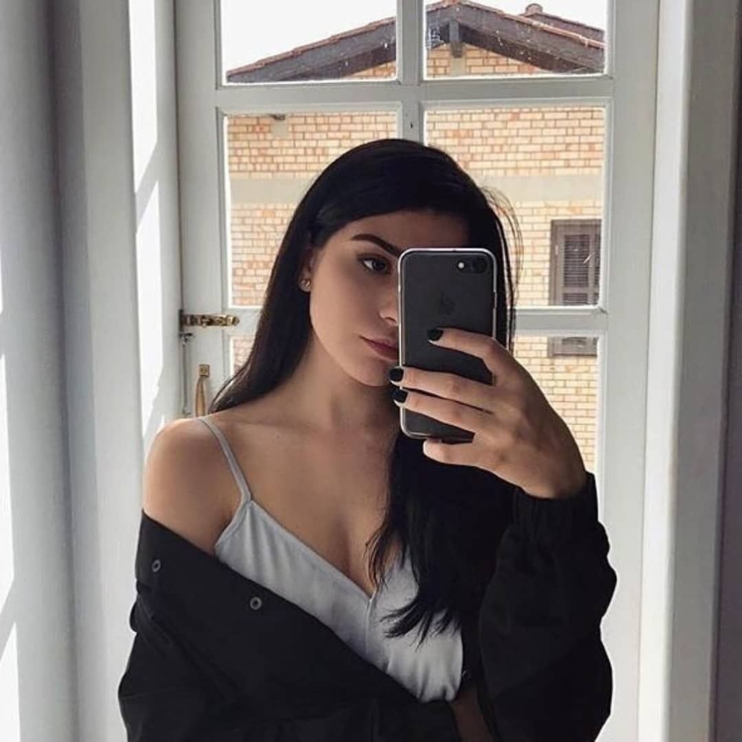 Девушка с айфоном