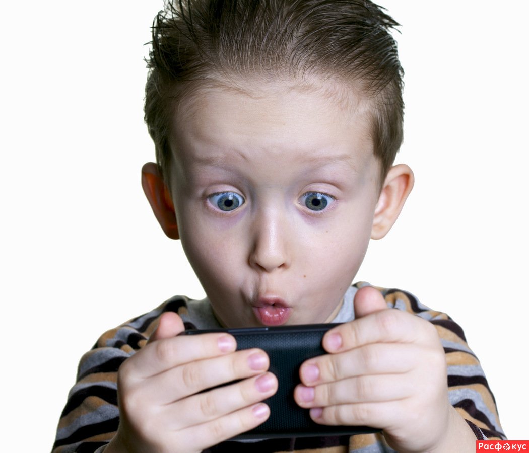 Мальчик удивляется на белом фоне